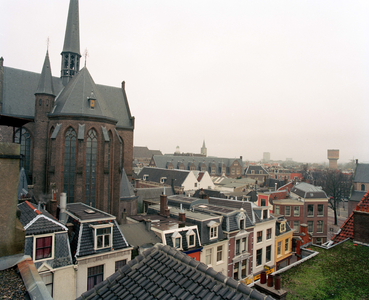 844538 Overzicht van een gedeelte van de Utrechtse binnenstad, vanaf het dak van het pand Korte Jansstraat 5 te ...